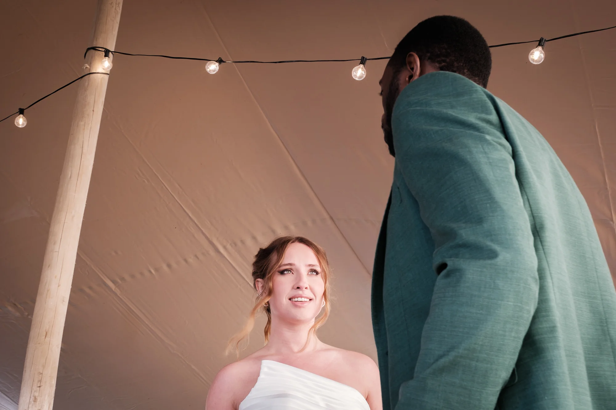 Couple de mariés lors d’une réception de mariage présentée au Salon du Mariage de Neuchâtel
