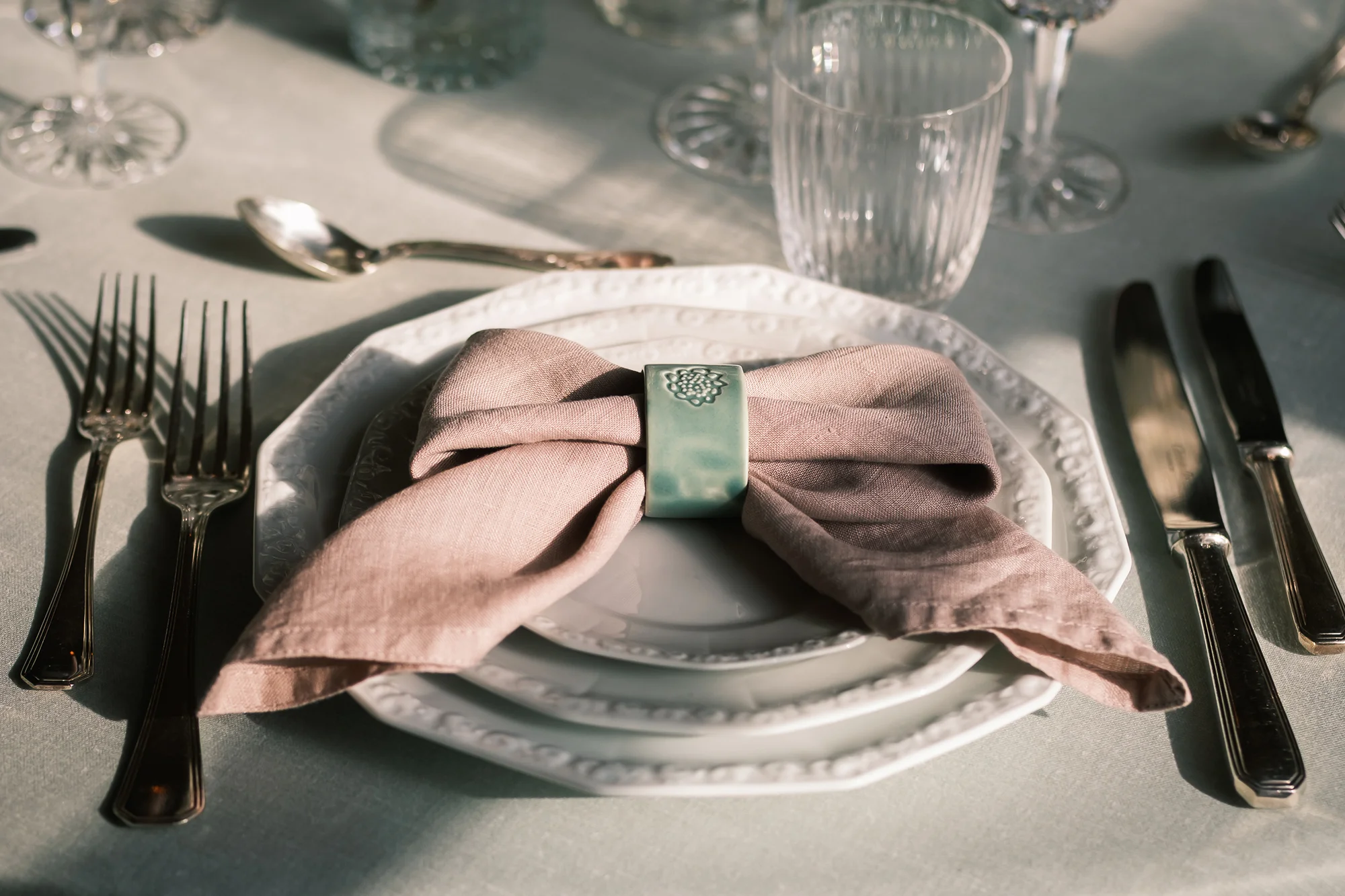 Décoration de table élégante avec serviette et vaisselle pour mariage à Neuchâtel