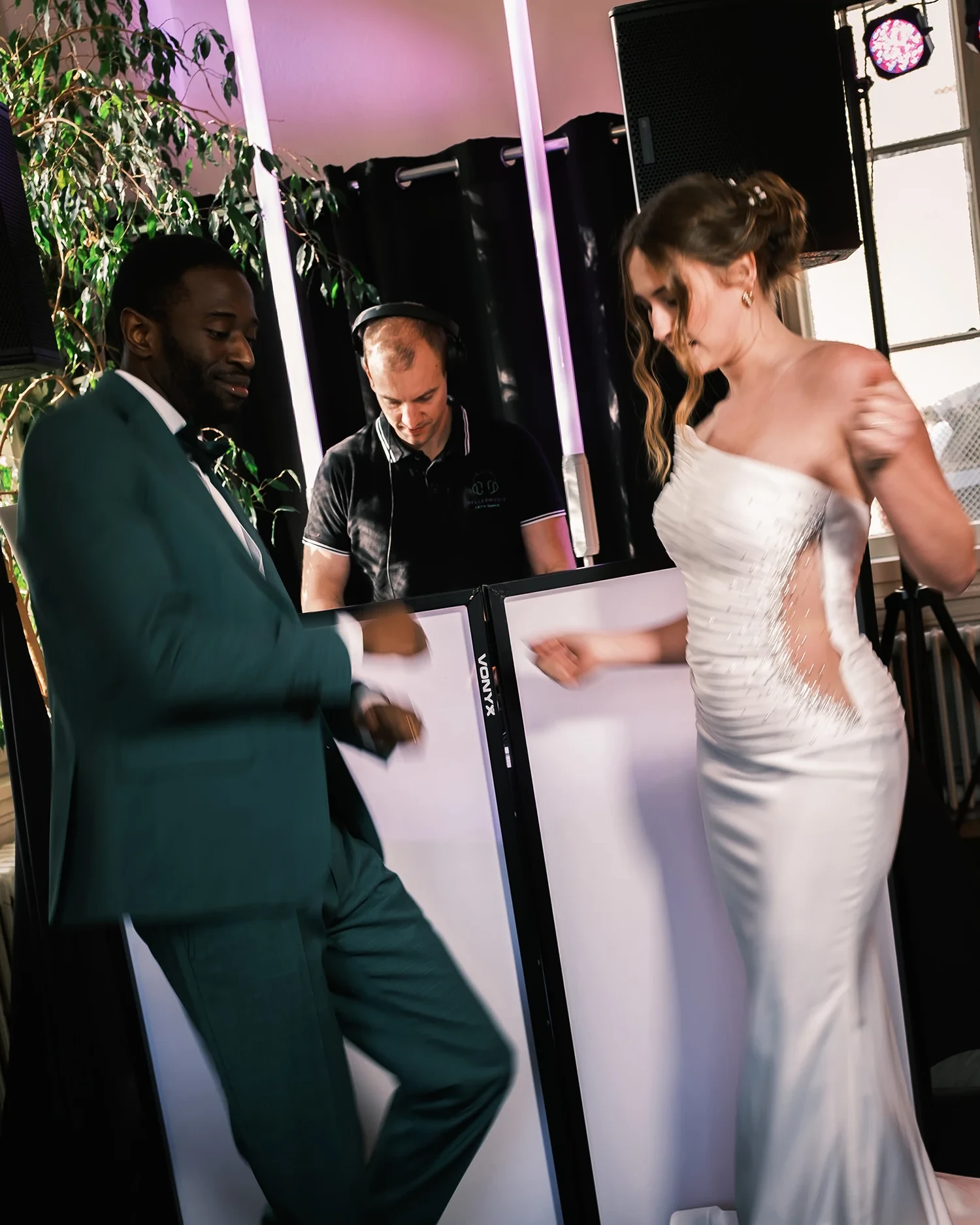 Mariés dansant devant un DJ pendant une animation du Salon du Mariage de Neuchâtel