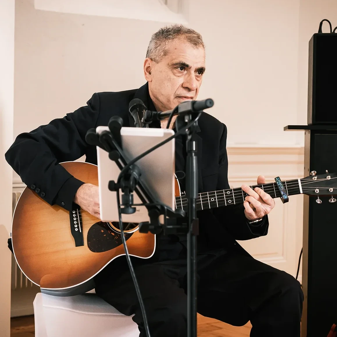 Guitariste et chanteur animant une cérémonie de mariage lors du Salon du Mariage de Neuchâtel
