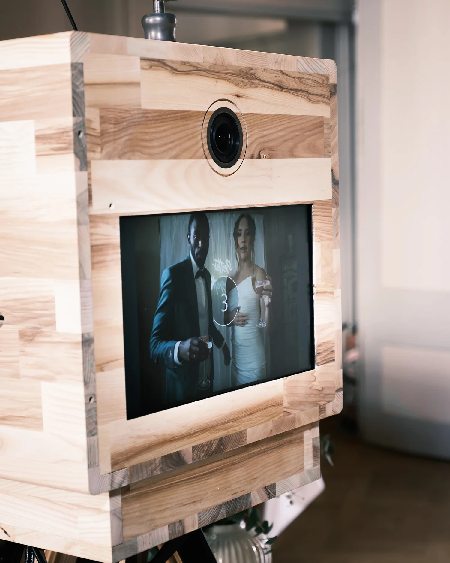 Photobooth en bois pour animation de mariage au Salon du Mariage de Neuchâtel