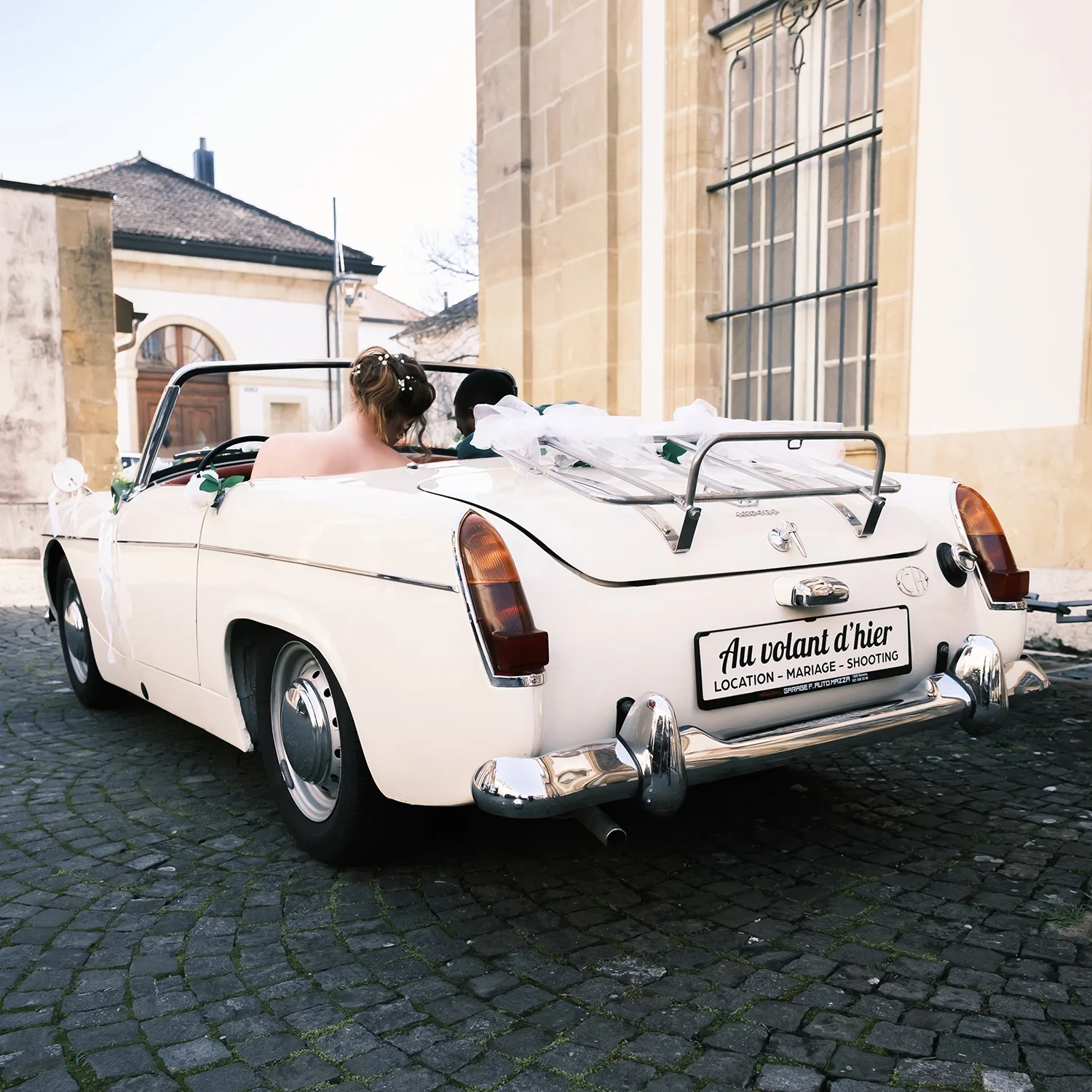 Voiture ancienne d&eacute;capotable utilis&eacute;e pour un mariage au Salon du Mariage de Neuch&acirc;tel