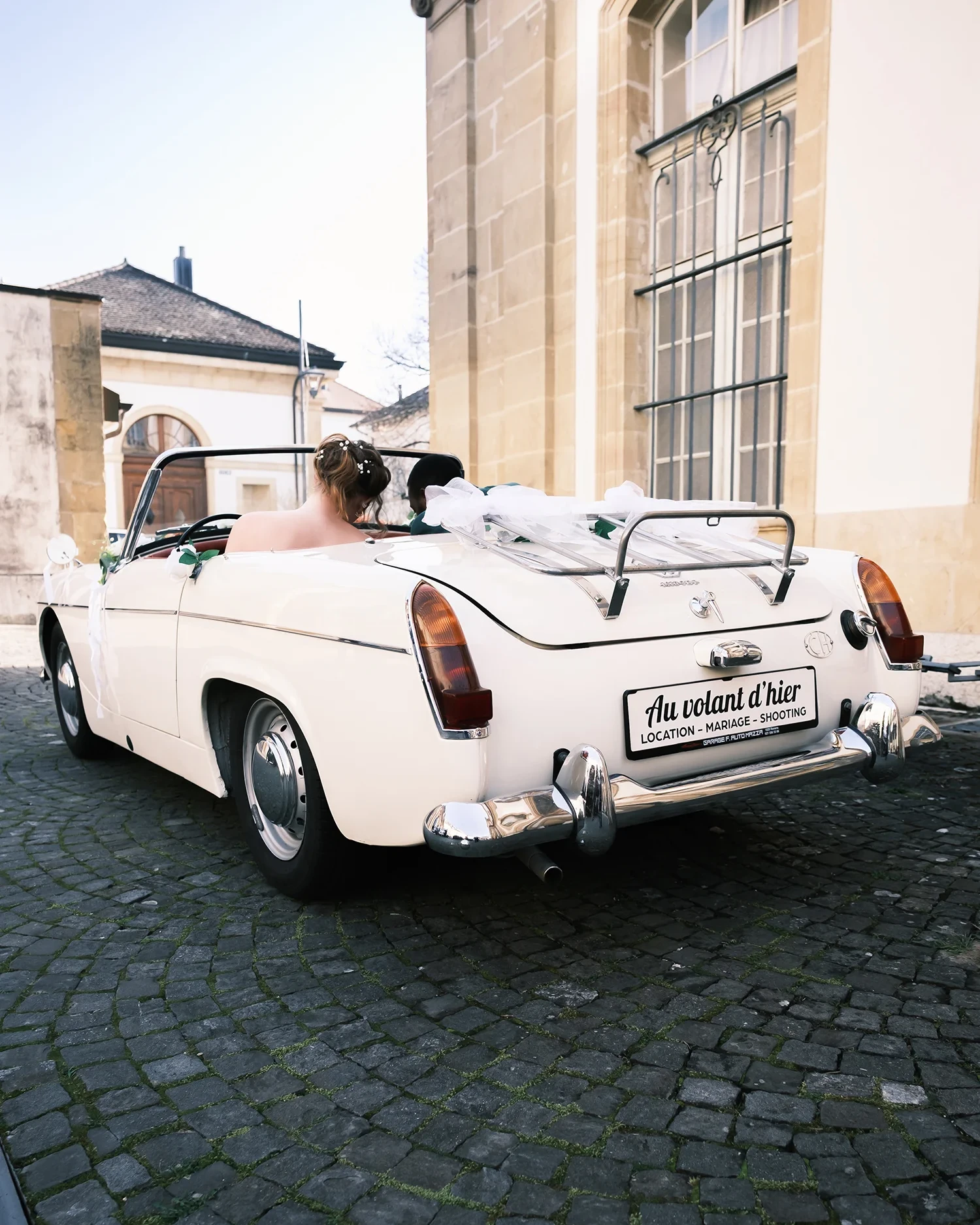 Voiture ancienne décapotable utilisée pour un mariage au Salon du Mariage de Neuchâtel